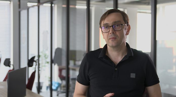 Sztuczna inteligencja i mixed reality to przełomowe technologie w dobie pandemii. Ułatwią utrzymanie dystansu społecznego i przyspieszą opracowanie szczepionki na SARS-CoV-2