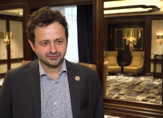 Deepfake: Manipulacja coraz groźniejsza i bardziej zaawansowana. Sztuczna inteligencja może już spreparować wypowiedź nawet zmarłej osoby