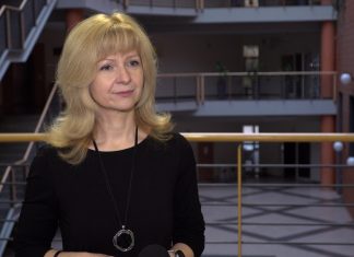 Interfejsy mózg–komputer pozwolą na połączenie ludzkich myśli ze sztuczną inteligencją. Niosą za sobą jednak wiele zagrożeń, jak np. hakowanie umysłu