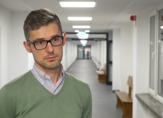 Zaawansowane algorytmy stosowane przez zespoły naukowców mogą niebawem trafić do smartfonów. Będą pomagać w walce z pandemią