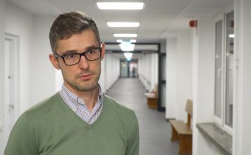Zaawansowane algorytmy stosowane przez zespoły naukowców mogą niebawem trafić do smartfonów. Będą pomagać w walce z pandemią