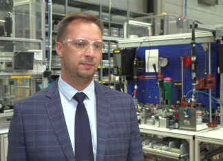 W branży produkcyjnej pogłębia się niedobór kadr. Firmy coraz częściej włączają się w proces ich kształcenia