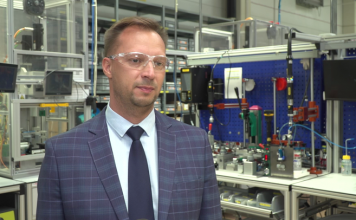 W branży produkcyjnej pogłębia się niedobór kadr. Firmy coraz częściej włączają się w proces ich kształcenia