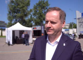 Polacy z niejednoznacznymi opiniami na temat autonomicznych pojazdów. Wiedzą o korzyściach, ale zgłaszają też obawy